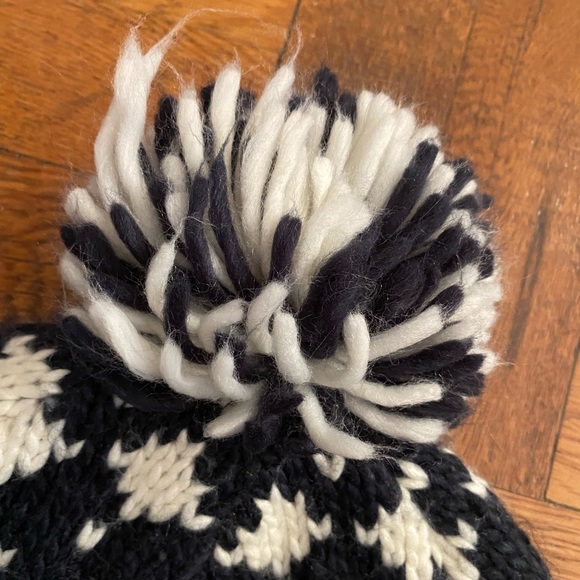 American Eagle warm cozy navy blue Pom Pom beanie - Picture 2 of 5